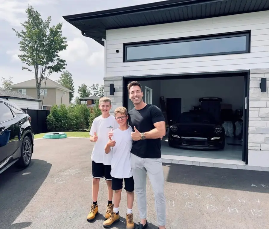 Les jeunes entrepreneurs avec un client satisfait