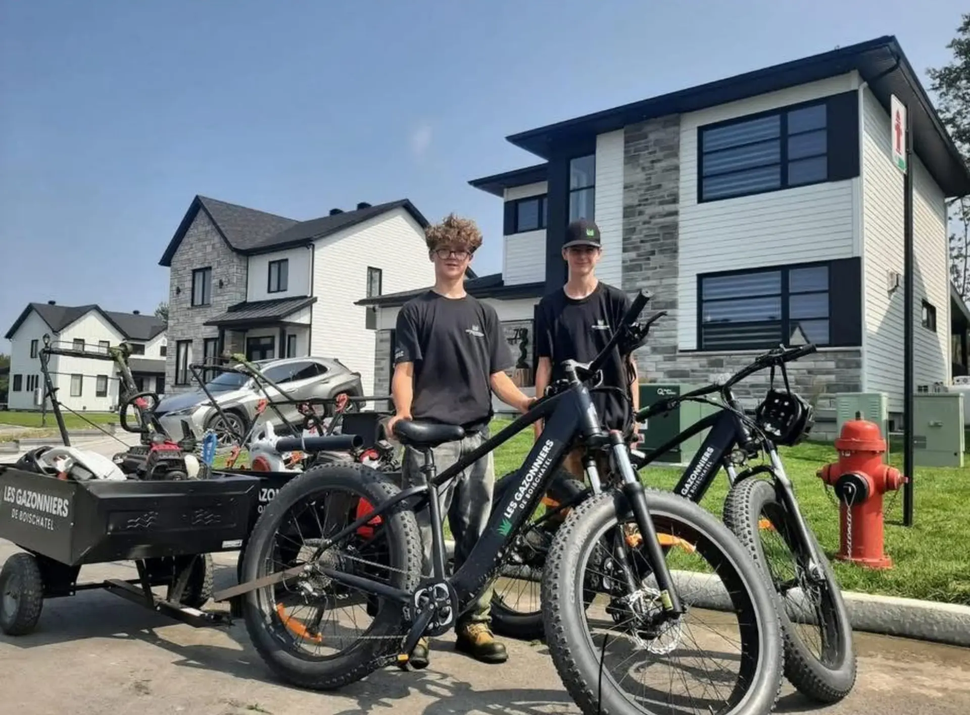 L’équipe des Gazonniers de Boischatel avec leurs fatbikes et leurs équipements de tonte